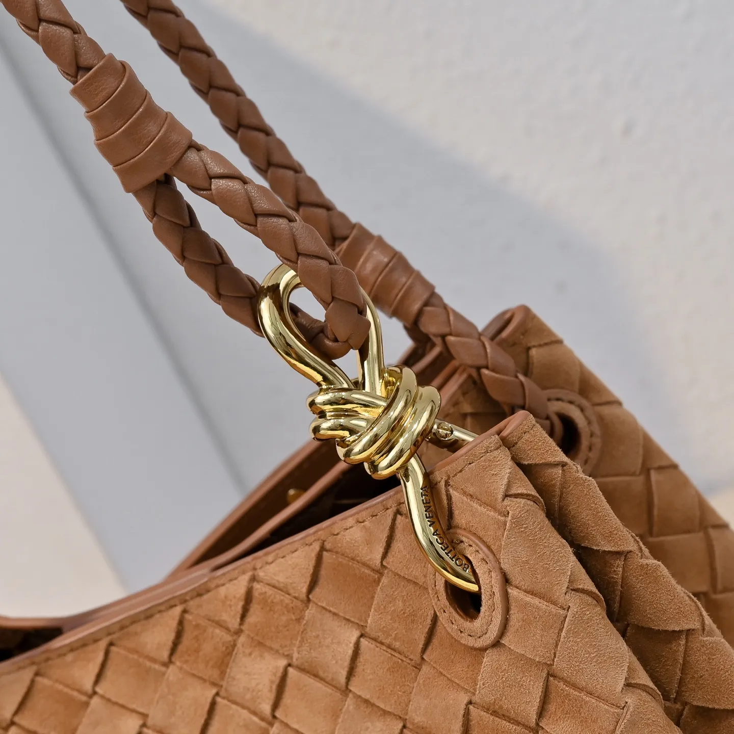 Batch 2060 BOTTEGA VENETA2025 new autumn medium suede parachuta has a unique appearance with the iconic metal knot, and a whole piece of leather folds the four corners into a parachute shape! The exquisite Knot metal buckle is like putting jewelry on a bag. It is high-end and elegant. Its super capacity can hold all your things! The overall effect of this bag is very different from before. It is neither too delicate to provide a large capacity nor too bulky because of its practicality. It simply provides a perfectly suitable bag for casual and simple people👜 Style number: 5921 Size: 29.5*18.5*17.5cm